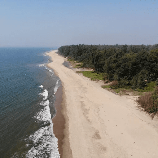 Start with Tondavli Beach before the day becomes busy.